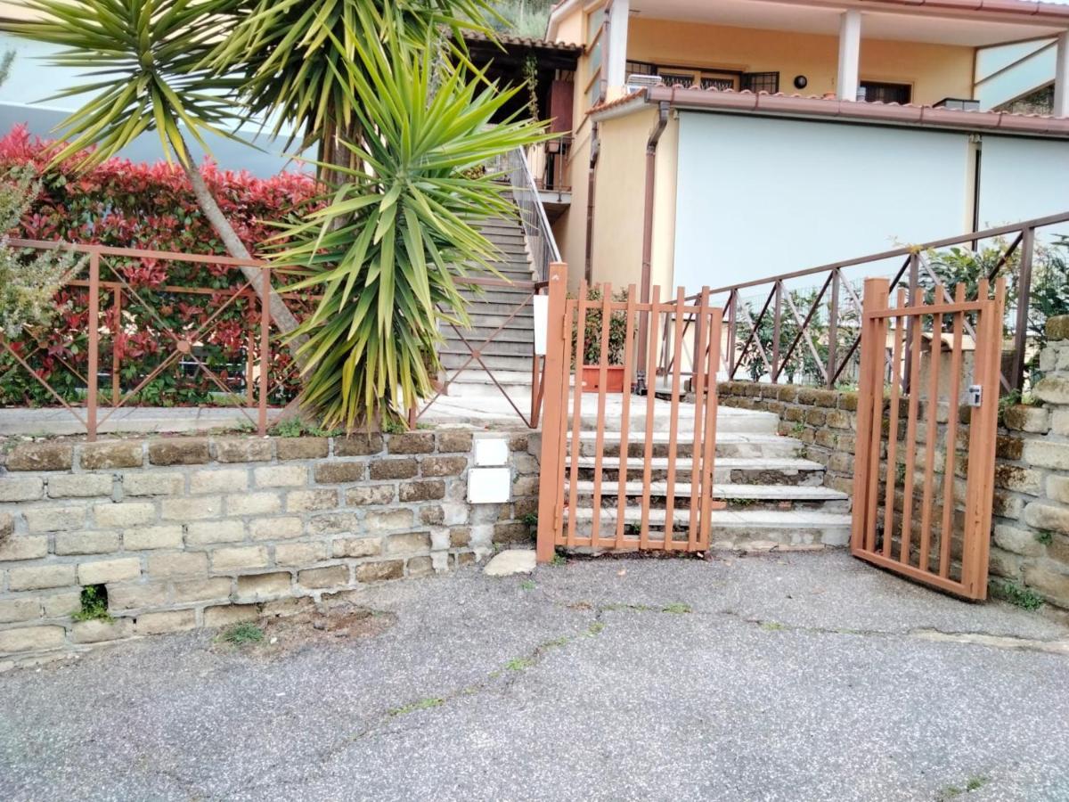 Sguardo Sul Lago 特雷维那诺罗马诺 外观 照片